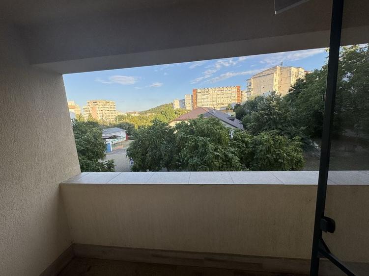Apartament cu 3 camere semidecomandat în Cug