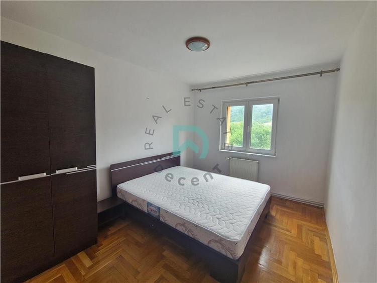 Apartament cu 4 camere decomandat în Noua