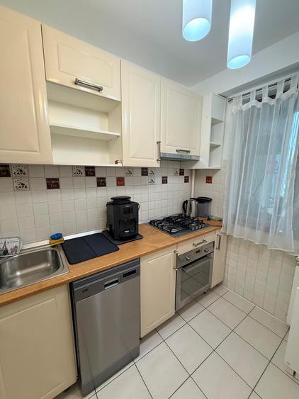 Apartament cu 3 camere semidecomandat în Drumul Taberei