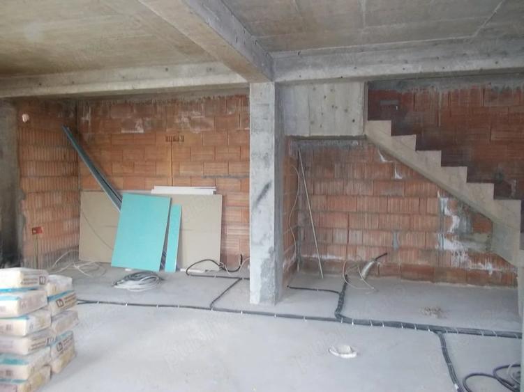 Casă cu 6 camere cu Teren 242 Mp în Central