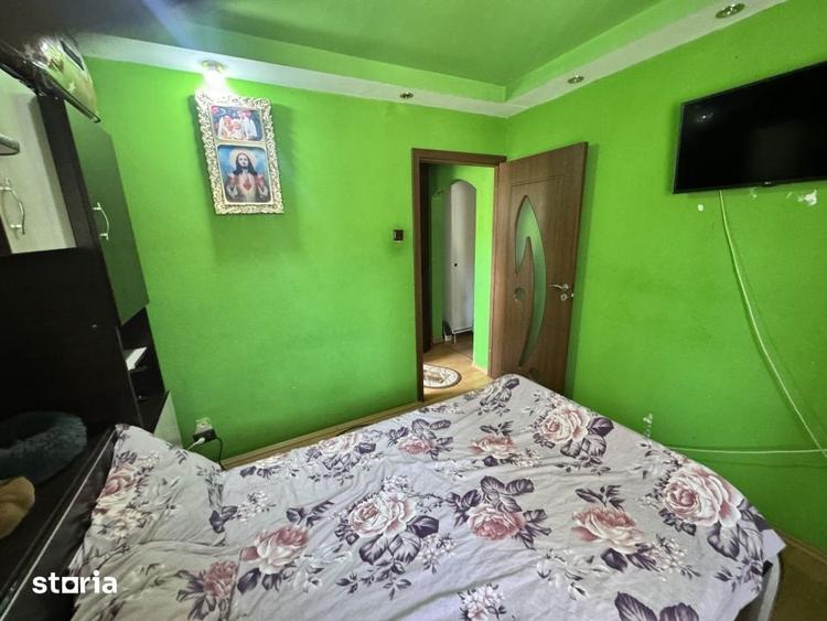 Apartament cu 3 camere semidecomandat în Craiovița Nouă