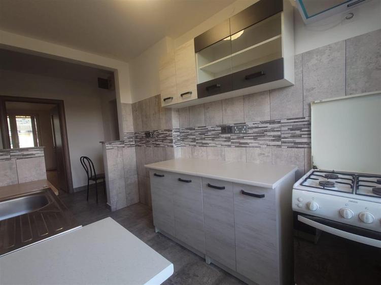 Apartament cu 3 camere decomandat, mobilat în Central