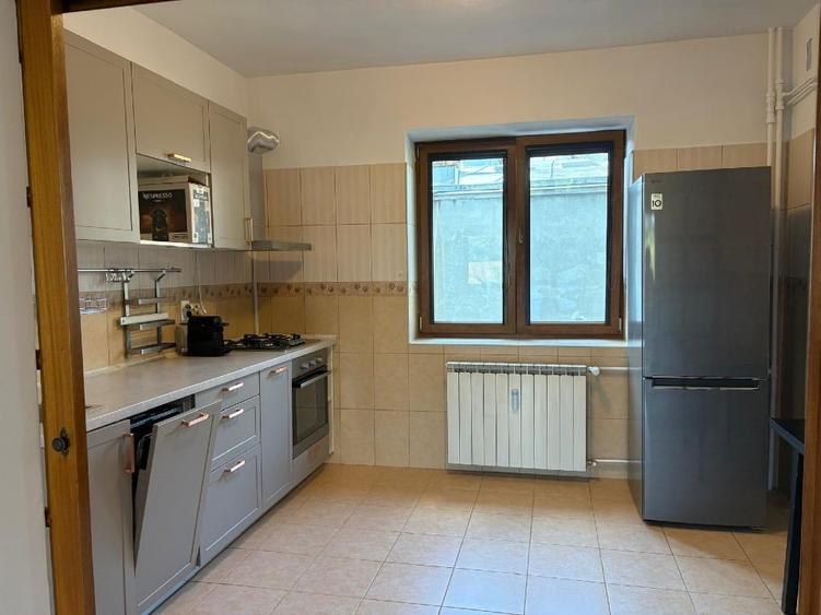 Apartament cu 3 camere decomandat, mobilat în Cotroceni
