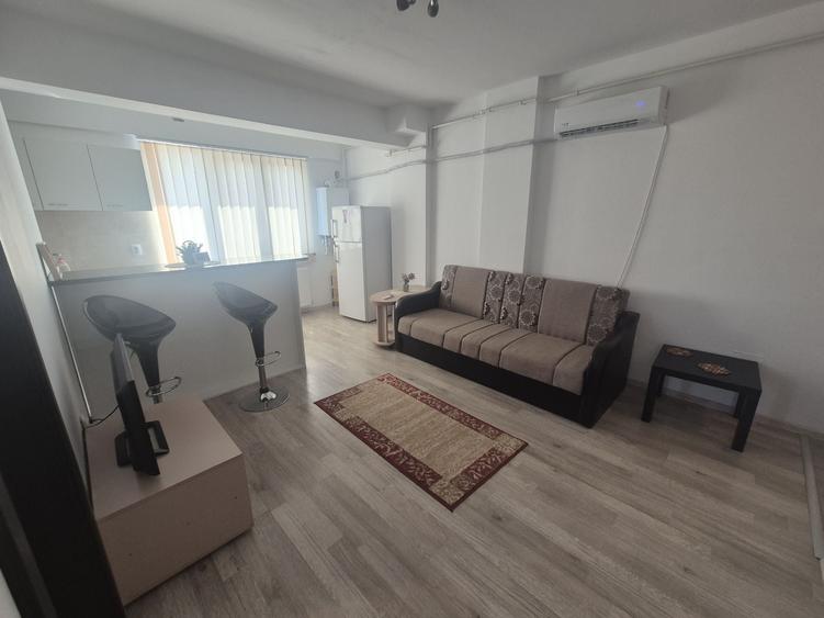 Apartament cu 3 camere semidecomandat în Central