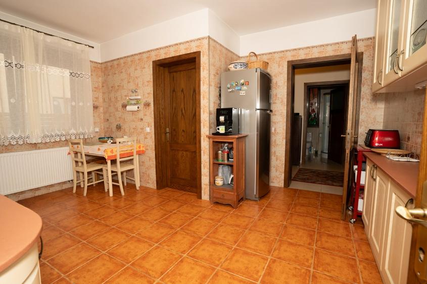 Casă cu 7 camere cu Piscina în Periș