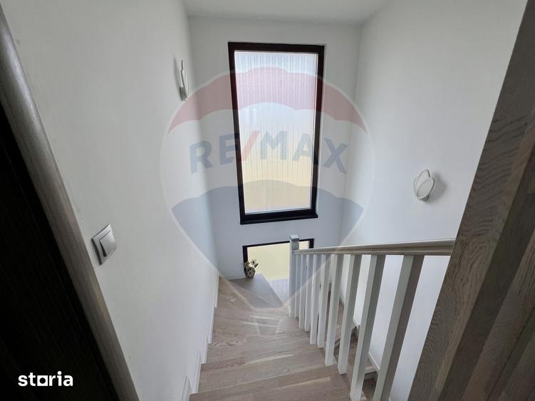 Casă cu 8 camere cu Teren 792 Mp în Cristian