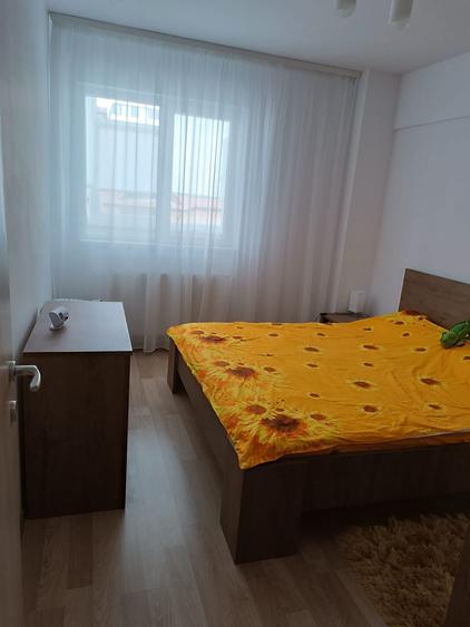 Apartament cu 3 camere decomandat în Roșu