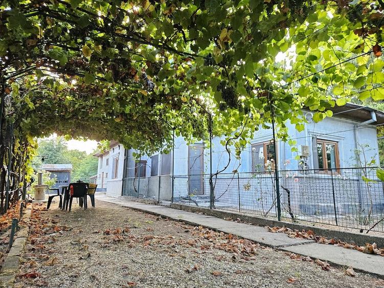 Casă cu 4 camere cu Teren 1000 Mp în Odobești