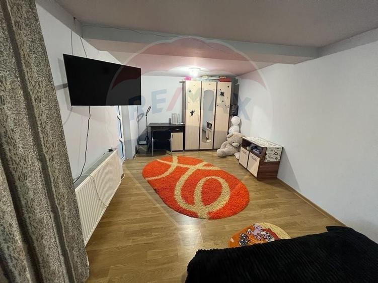 Casă cu 4 camere cu Teren 899 Mp în Grebănu