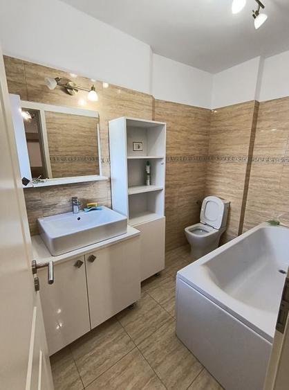 Apartament cu 3 camere semidecomandat, mobilat în 1 Mai