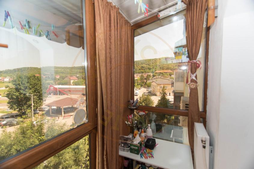 Apartament cu 3 camere semidecomandat în Ștefănești