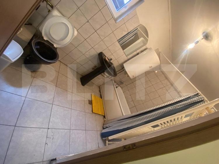 Casă individuală cu 9 camere cu Canalizare în Central