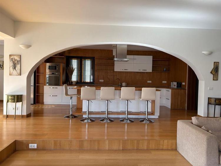 Casă individuală cu 7 camere cu Teren 1220 Mp în Pipera