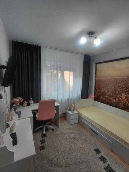 Apartament cu 4 camere decomandat în Vitrometan