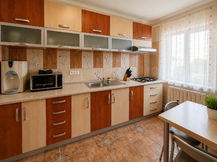 Apartament cu 3 camere semidecomandat, mobilat în Central