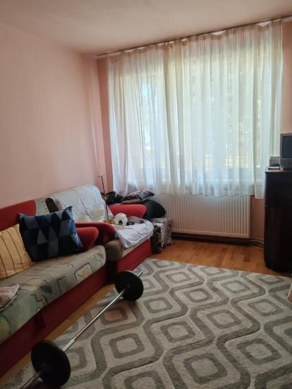 Apartament cu 3 camere semidecomandat, mobilat în Săsar
