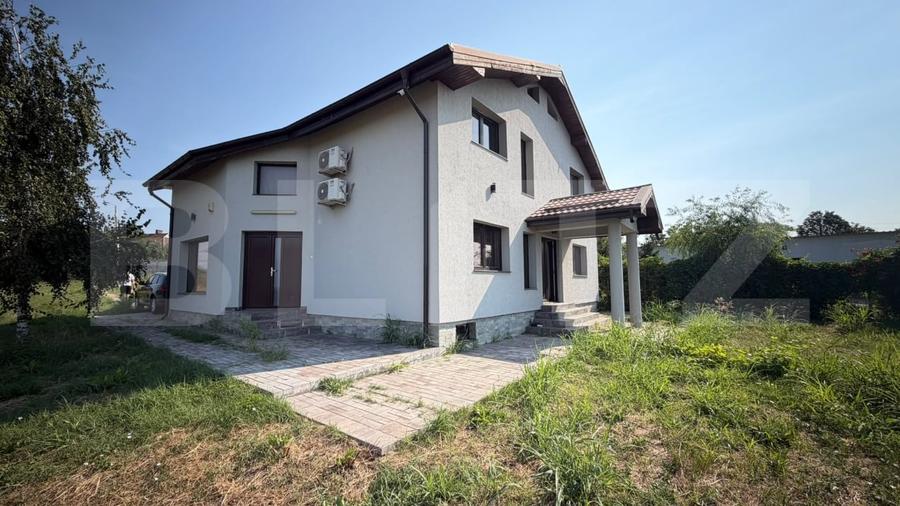 Casă individuală cu 6 camere cu Teren 2000 Mp în Exterior Est