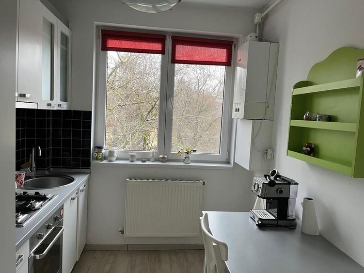 Apartament cu 3 camere semidecomandat în Central