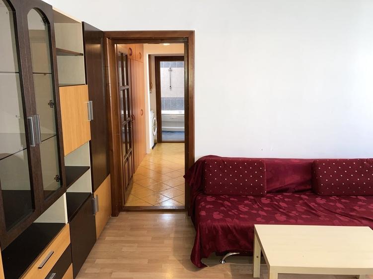 Apartament cu 3 camere semidecomandat în Mihai Bravu