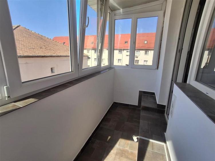 Apartament cu 3 camere semidecomandat în Vasile Aaron