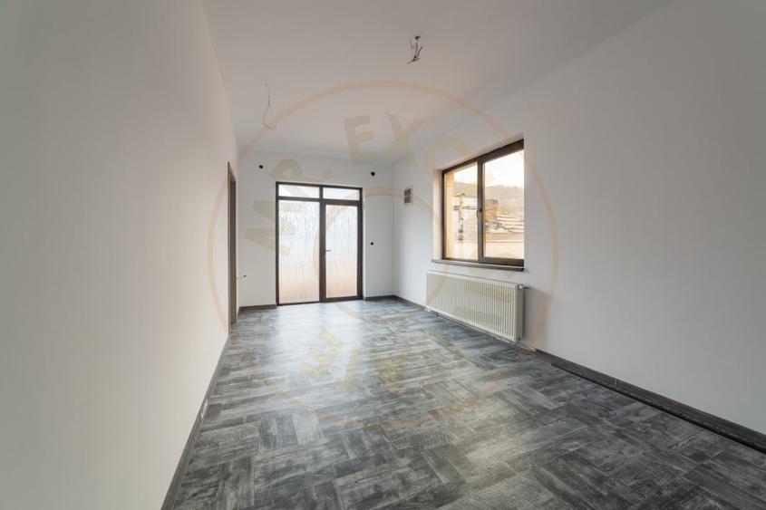 Casă individuală cu 8 camere cu Canalizare în Izvorani