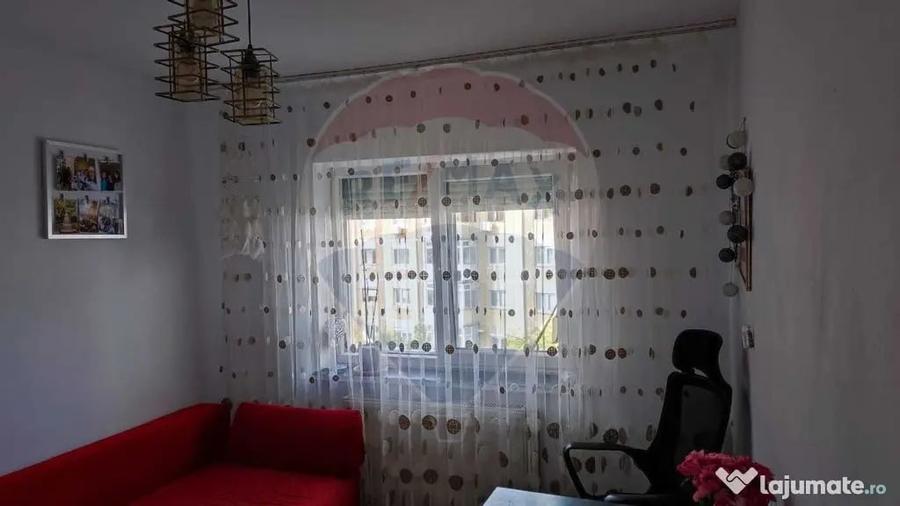 Apartament cu 3 camere de vanzare in zona Sarari - 1