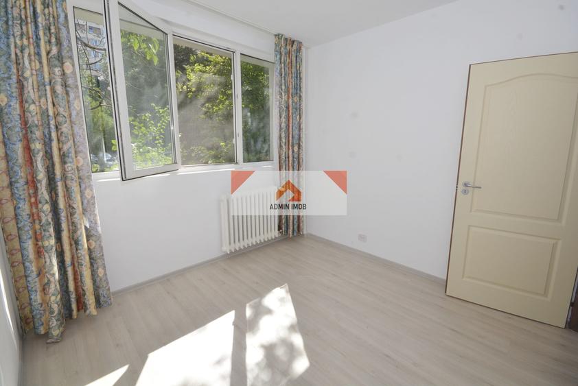 Apartament cu 3 camere semidecomandat în Drumul Taberei