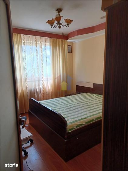 Apartament cu 3 camere semidecomandat în Calea Galați