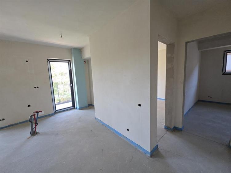 Apartament cu 3 camere semidecomandat în Mărăști