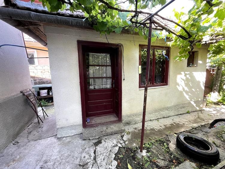 Casă cu 2 camere cu Teren 1197 Mp în Central
