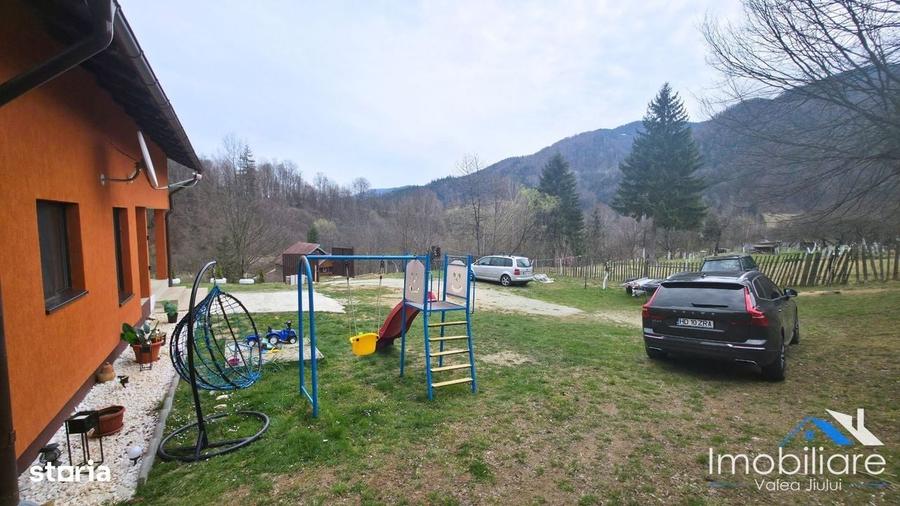 Casă cu 4 camere cu Teren 1711 Mp în Uric