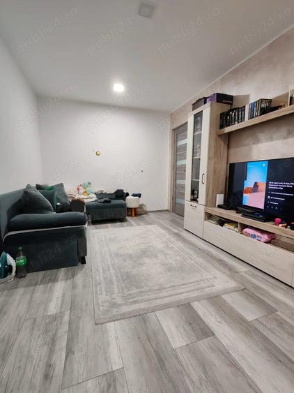 Apartament cu 3 camere semidecomandat în Craiovița Nouă