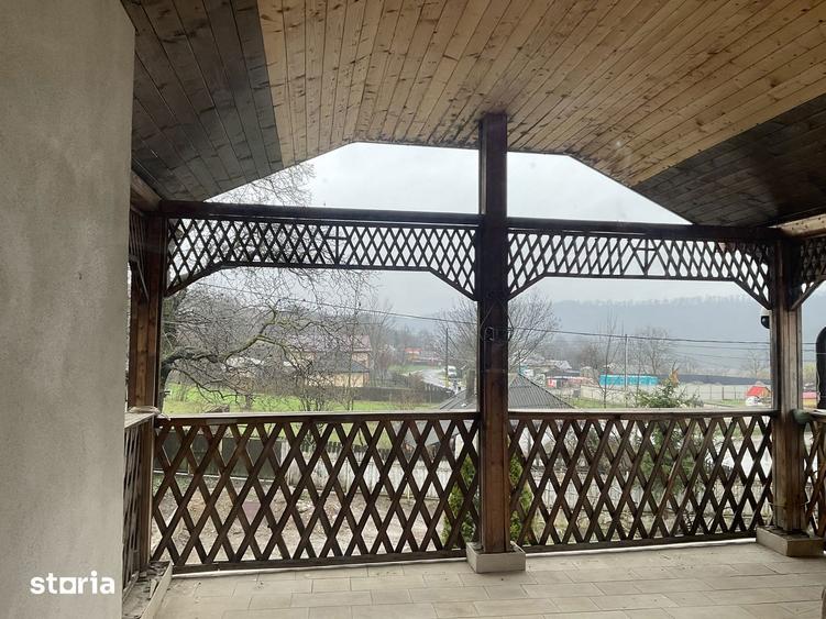 Casă cu 10 camere cu Teren 1087 Mp în Poienari