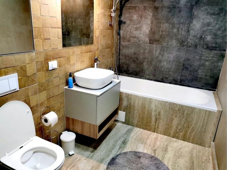 Apartament cu 2 camere decomandat în Tractorul