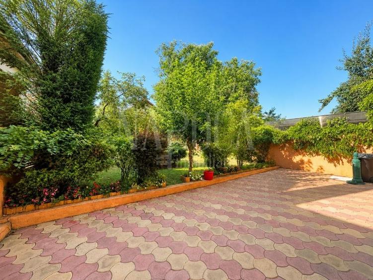 Casă individuală cu 8 camere cu Canalizare în Gruia