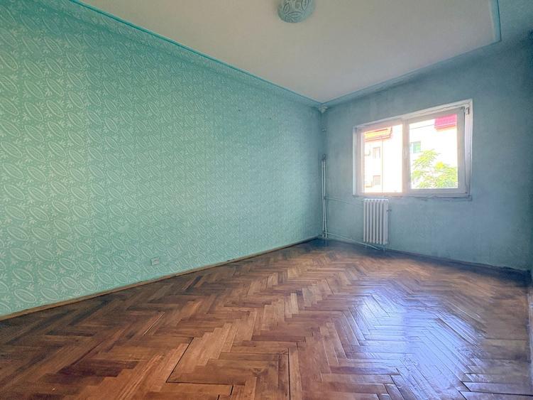 Apartament cu 3 camere semidecomandat în Aradului