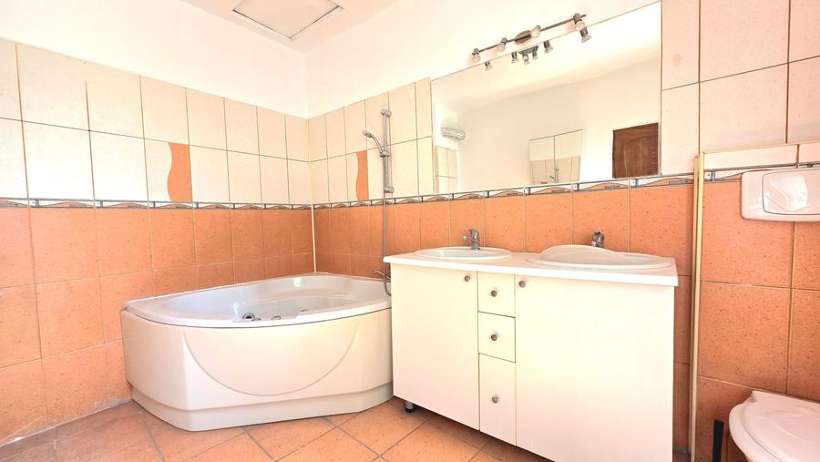 Casă cu 12 camere cu Canalizare în Armeneasca