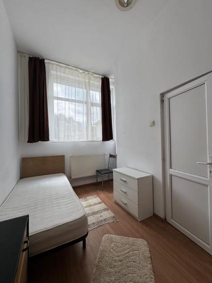 Casă individuală cu 18 camere decomandat cu Canalizare în Carierei