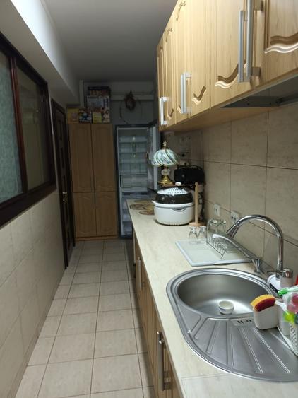 Apartament cu 3 camere semidecomandat în Basarab