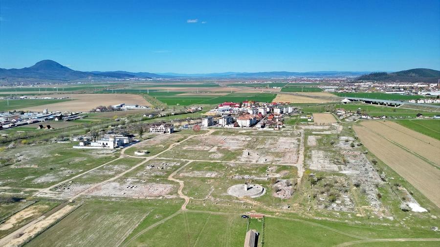 Teren Construcții intravilan de 185299 mp, în Central
