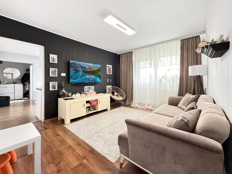 Apartament cu 3 camere semidecomandat, mobilat în Lipovei