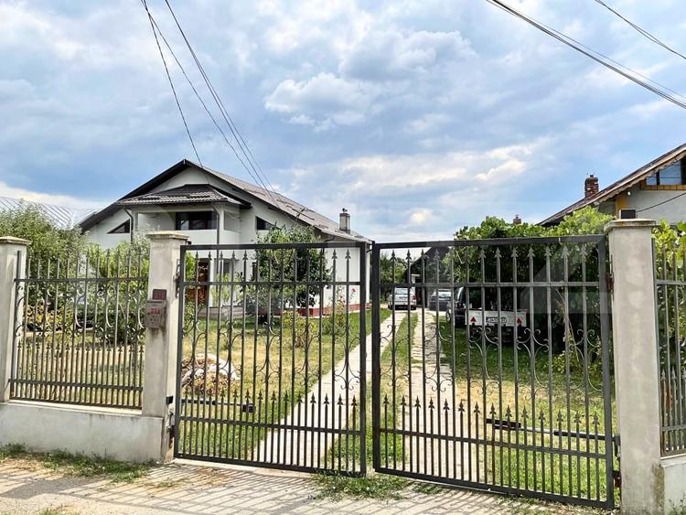 Casă individuală cu 8 camere cu Canalizare în Dumbrava