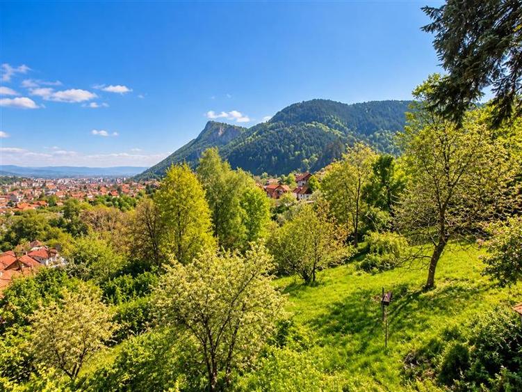 Casă individuală cu 6 camere cu Canalizare în Schei