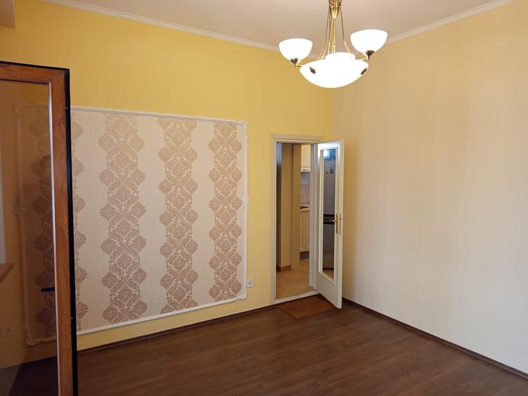 Apartament cu 3 camere semidecomandat în P-ța Unirii