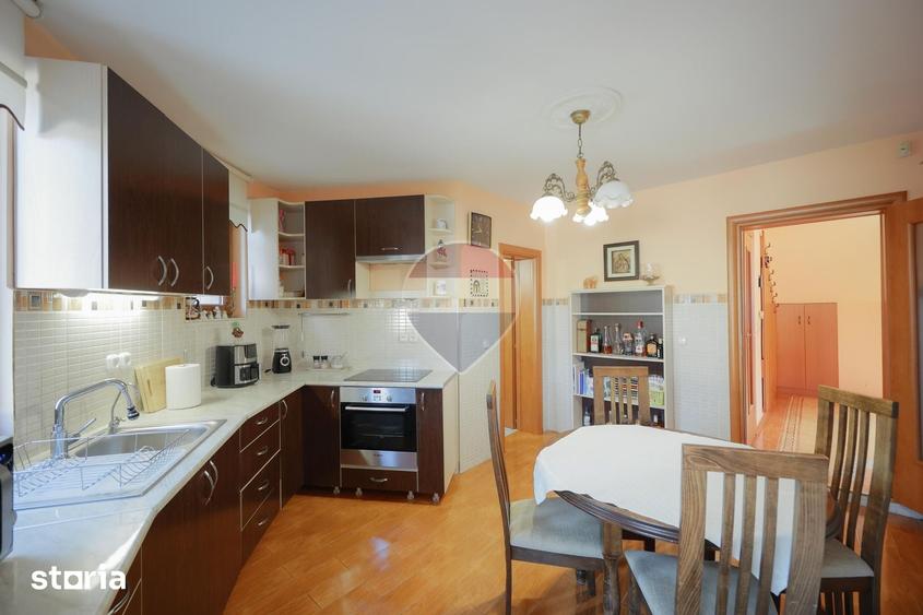 Casă cu 5 camere cu Teren 1198 Mp în Central