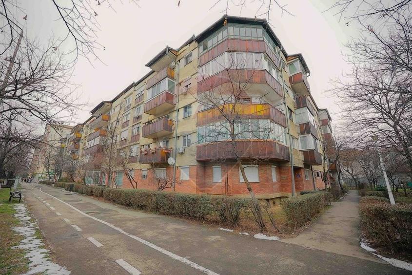 Apartament cu 4 camere decomandat în Rogerius