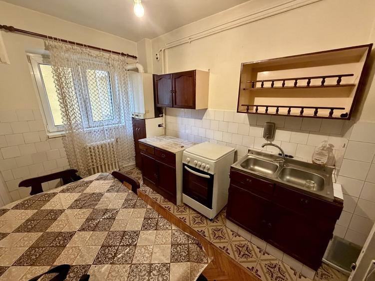 Apartament cu 3 camere decomandat, mobilat în Cetate