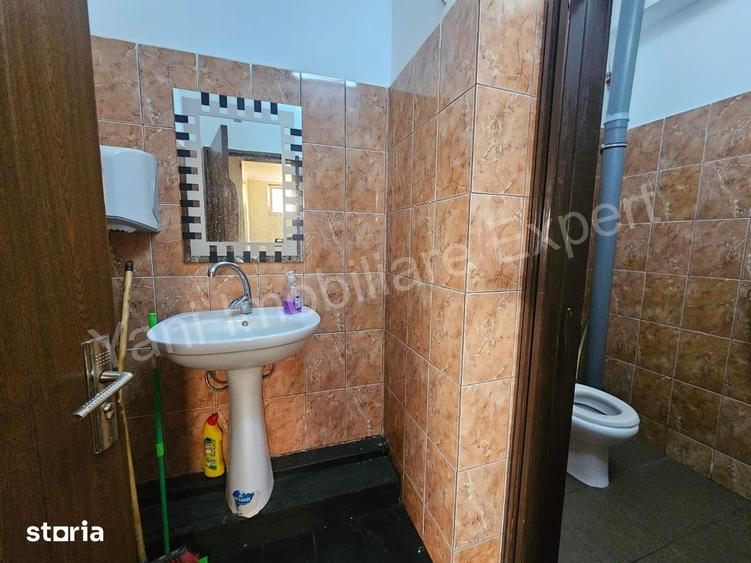 Casă cu 10 camere cu Teren 2642 Mp în Central