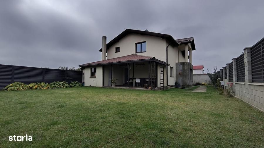 Casă cu 4 camere în Izvoru