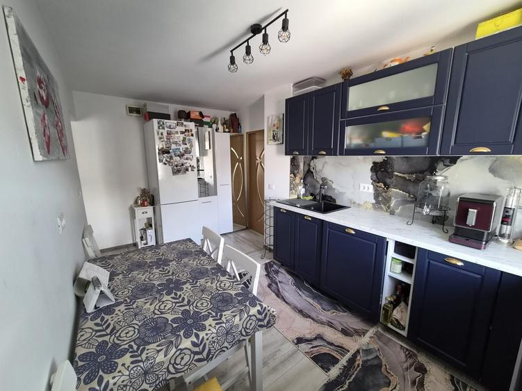Apartament cu 3 camere semidecomandat în Central